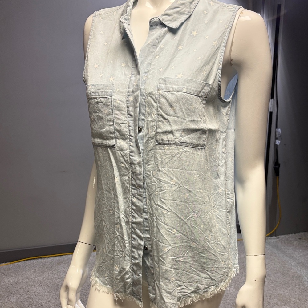 Sleeveless Light blue Button-Up Top